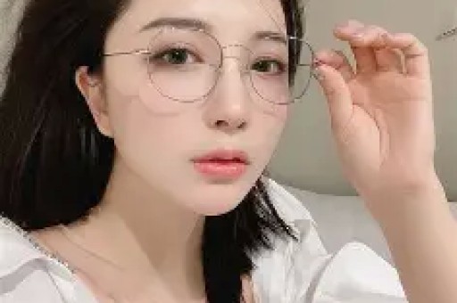 知名网红人设彻底崩塌！打着爱国旗号捞金豪掷六百万悄悄移民